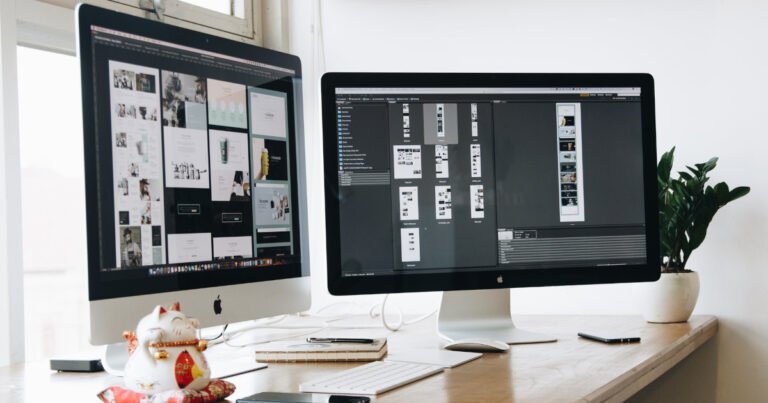 Ecrans d'ordinateur affichant des maquettes de site internet