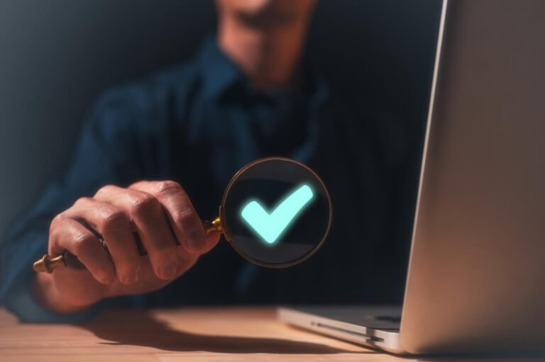 coche verte dans une loupe sur fond d'utilisateur d'ordinateur